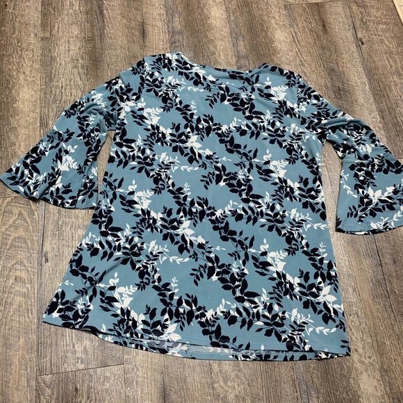 Ava James Blue and White Floral Top Size Medium - Picture 5 of 6